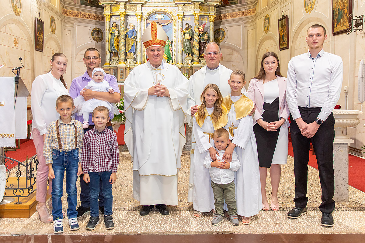 Kršteno šesto dijete obitelji Tomašić