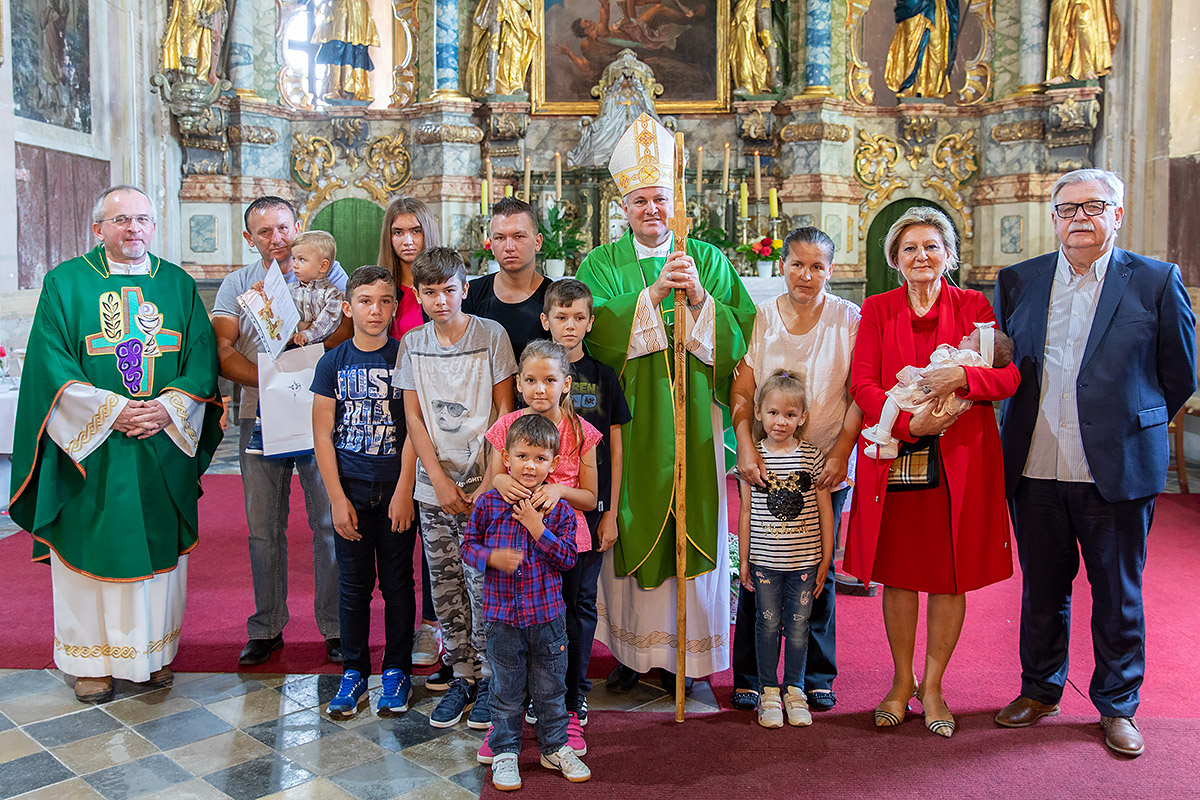 Biskup Vlado Košić krstio deseto dijete u obitelji Horvat
