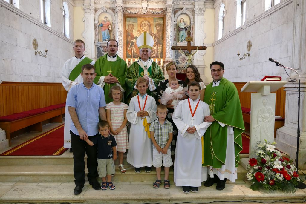 Nadbiskup Marin Barišić krstio šesto dijete u obitelji Žuvela