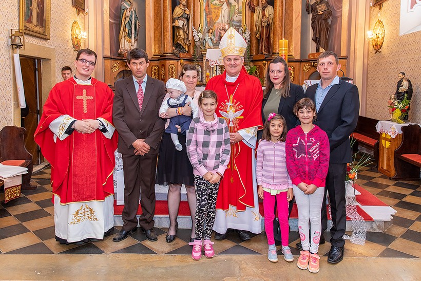 Biskup Košić krstio peto dijete obitelji Petras