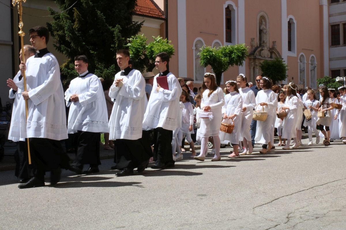 Biskup Radoš predvodio misno slavlje svetkovine Tijelova i tradicionalnu procesiju