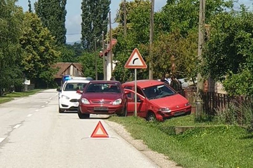 Prometna nesreća nedaleko od Križevaca; automobil završio u putnom jarku