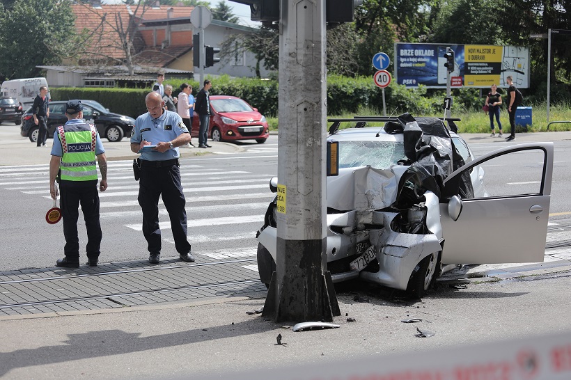 Zagreb: Automobilom u Dubravi naletio na pješakinju i zabio se u rasvjetni stup te poginuo