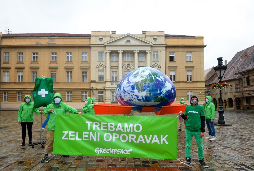 Zagreb: Članovi Greenpeacea na Markov trg donijeli planetu Zemlju spojenu na infuziju