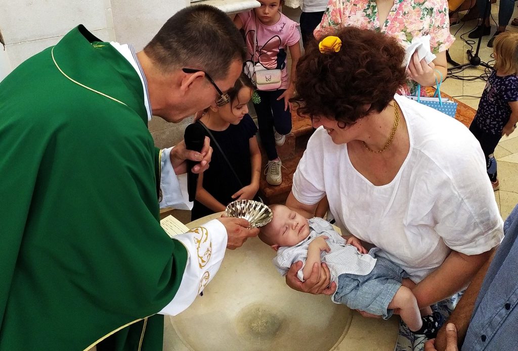 Don Josip Periš krstio šesto dijete u obitelji Burul