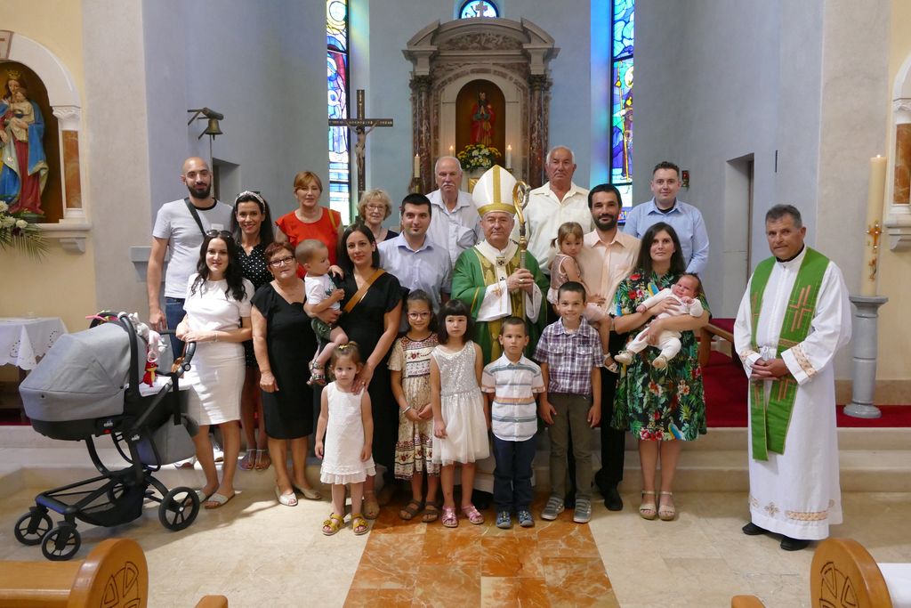 Nadbiskup Barišić krstio peto dijete u obitelji Rogulj