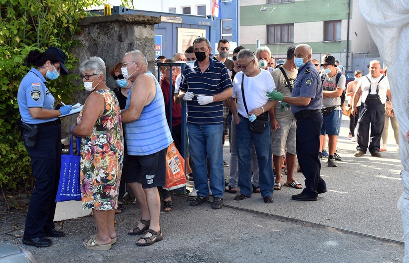 🎦 Građani pohrlili u dvorište policijske postaje; razlog iznenađujuć