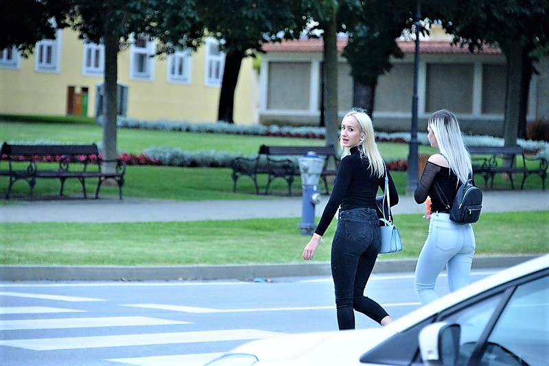 Lijepe žene prolaze kroz grad – Prigorski.hr