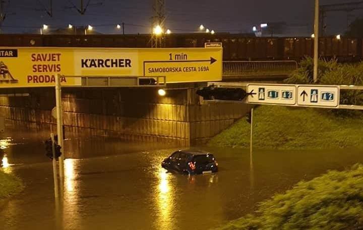 Opći potop u Zagrebu! Prekinut tramvajski promet, automobili zaglavili u vodi, vatrogasci zasuti intervencijama…