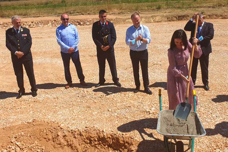 Ministrica Vučković položila kamen temeljac za početak izgradnje vatrogasnog doma u Trilju