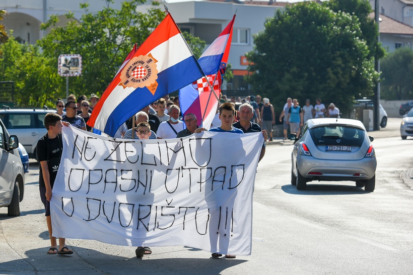 Zadar: Prosvjed stanovnika koji žive u blizini deponiranog azbesta s Titovog broda Galeb