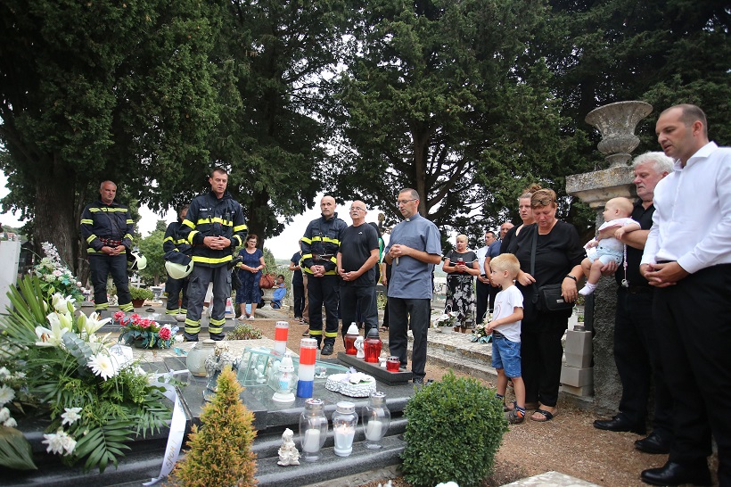 Na groblju u Tisnom položeni vijenci za vatrogasce stradale na Kornatima