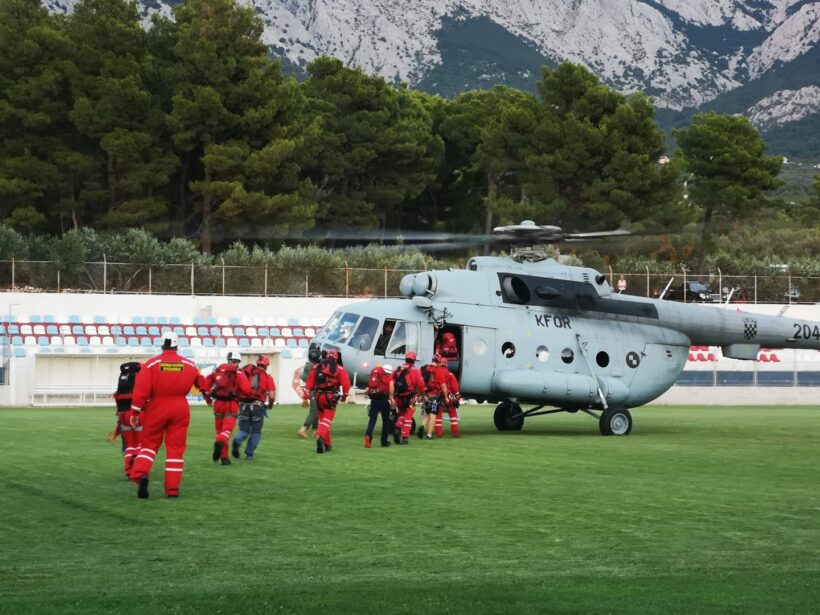Iz Splita u Petrinju helikopterima prevezeno 45 HGSS-ovaca za traganje u ruševinama