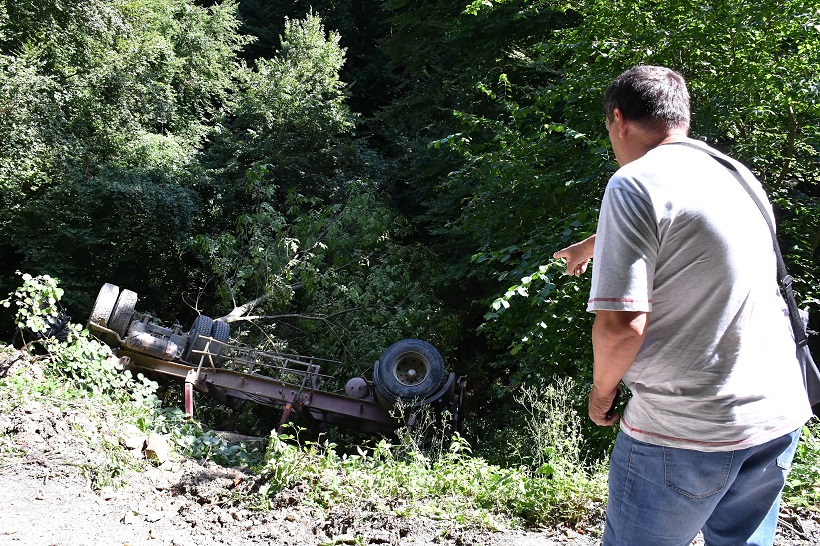 Vidovci: Kamion s prikolicom sletio u provaliju duboku više od deset metara
