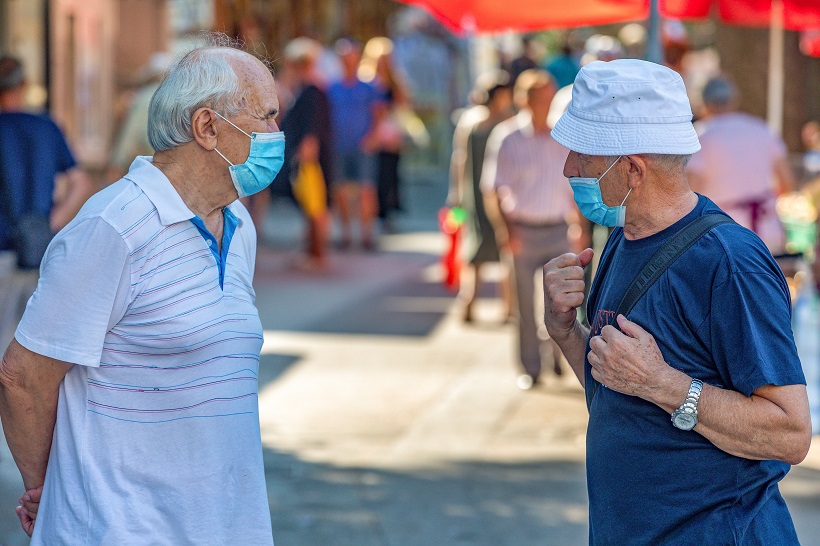 Pula: Na zelenoj tržnici epidemioloških mjera drže se većinom starije osobe