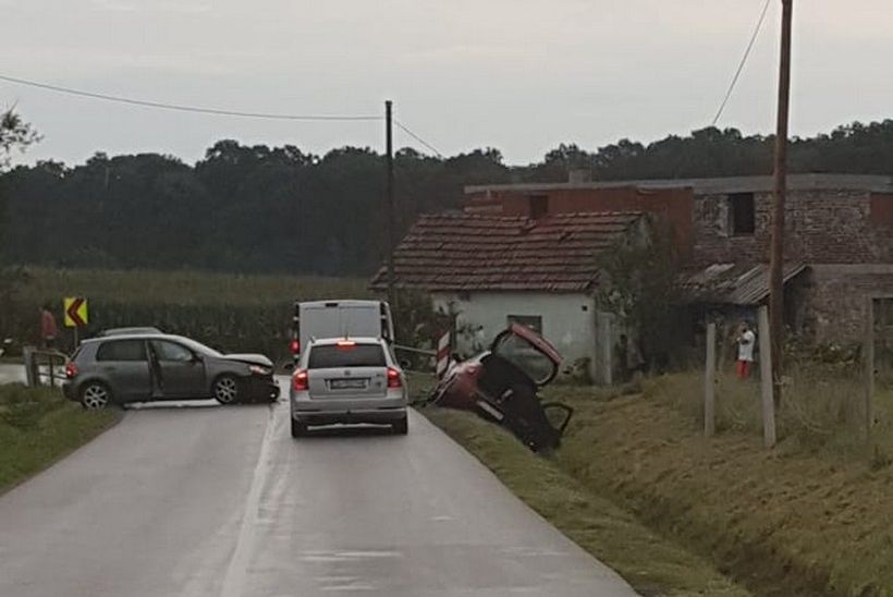 Težak sudar; jedan automobil nasred ceste, drugi u jarku