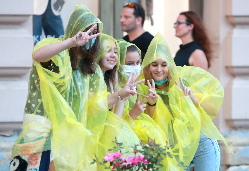 Zagreb: Neizostavni kišni selfie na Trgu bana Jelačića