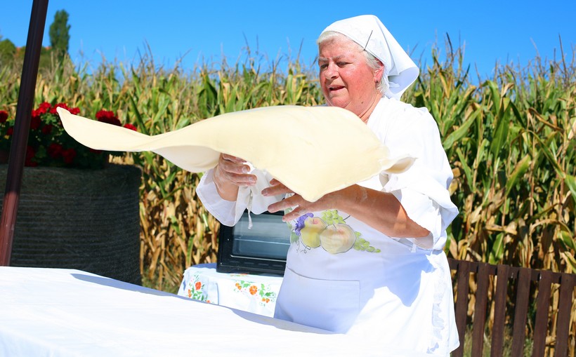 🎦 Izradom štrudle od jabuke bake Marice počeo Štrudlafest