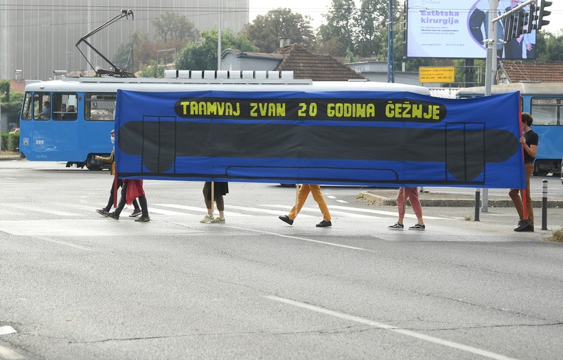 Zagreb: Zelena akcija održala performans "Tramvaj zvan 20 godina čežnje"