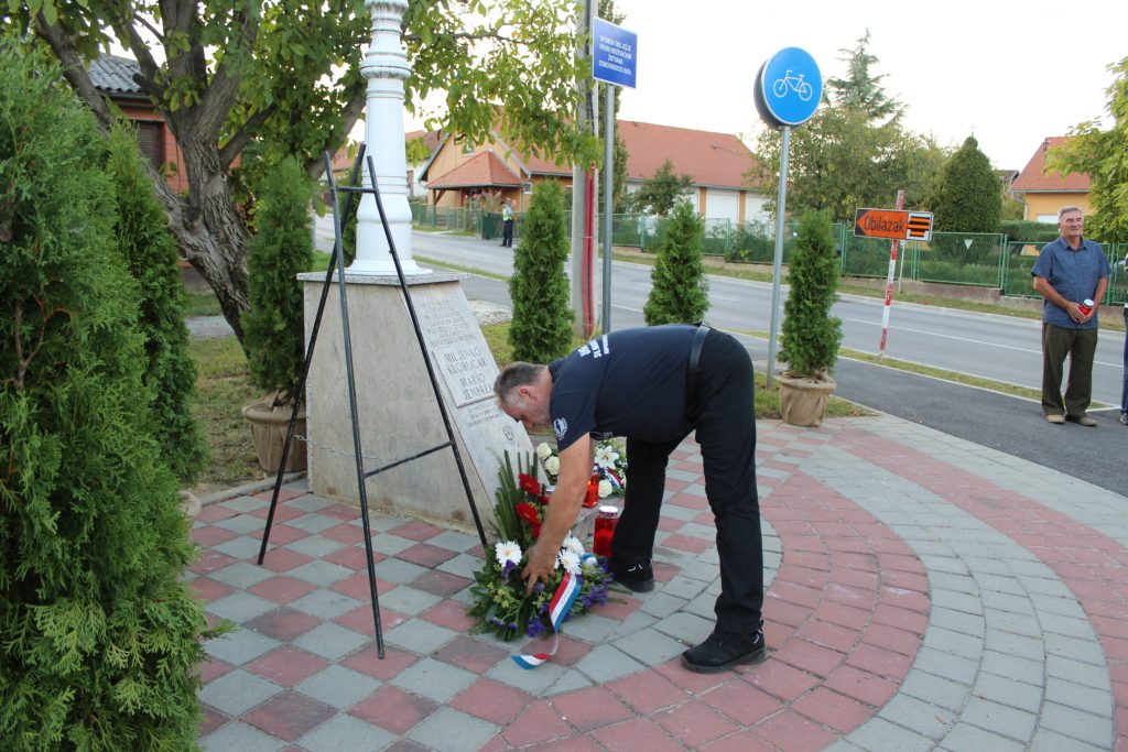 Položeni vijenci u spomen na poginule branitelje Marija Jembreka i Miljenka Klobučara 09
