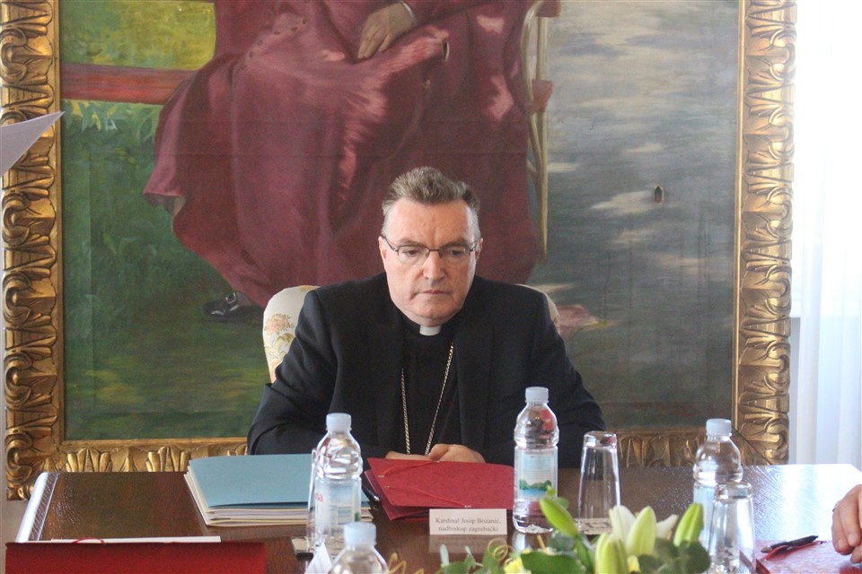 Vjernicima se obratio kardinal Bozanić: ‘Slavlje Božića je uvijek neobično, ove godine u izvanjskim oblicima’
