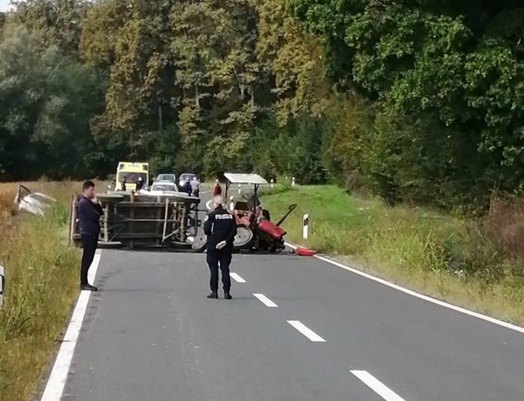 TEŠKA PROMETNA NESREĆA Automobil završio u putnom jarku nakon sudara s traktorom