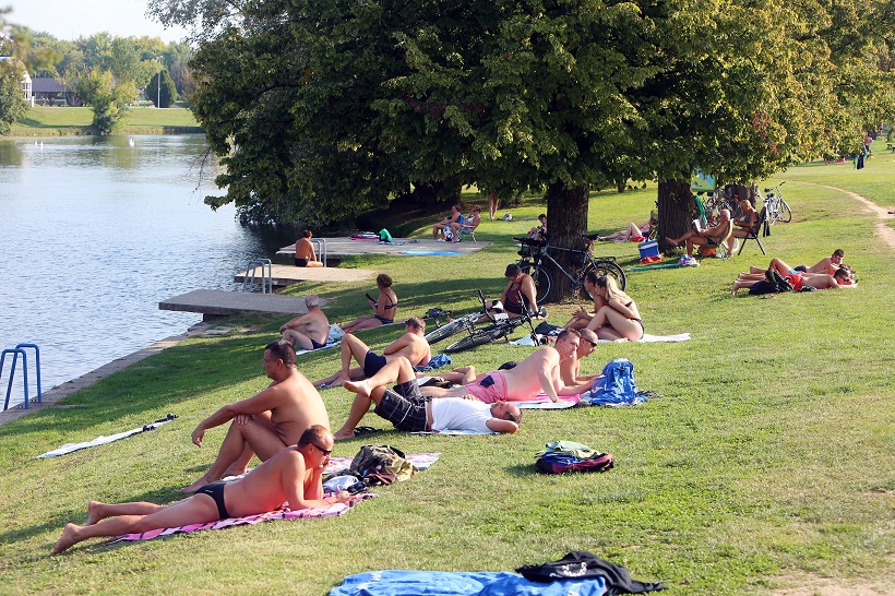 Tople rujanske dane neki Karlovčani koriste za sunčanje i kupanje u Korani