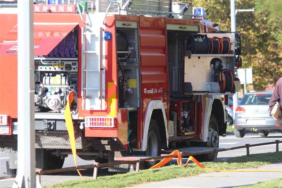 Požar obiteljske kuće na Bajeru, vatrogasci brzo intervenirali, očevid je u tijeku
