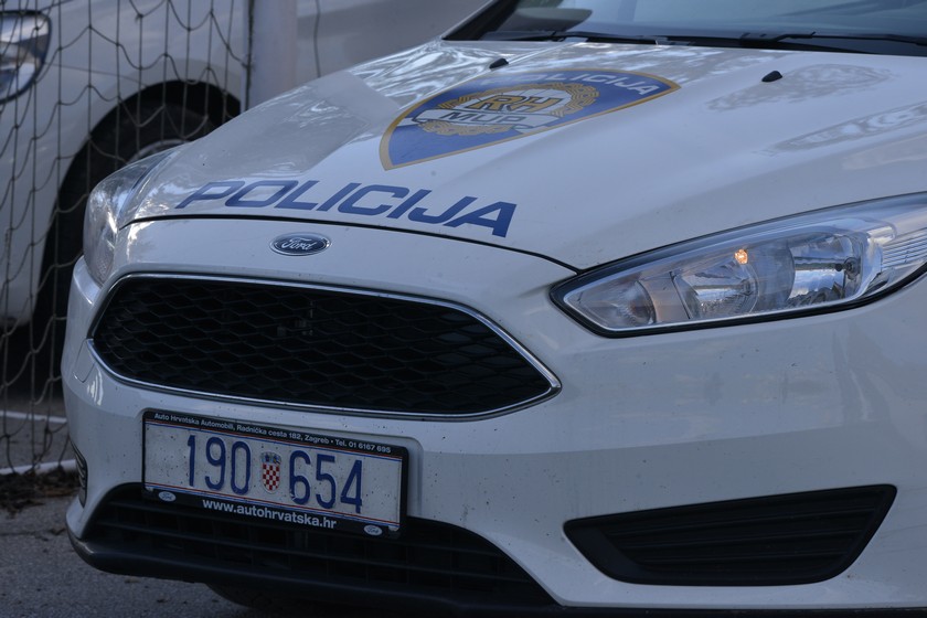 Policija traga za vozačem koji je na pakiralištu “kvrcnuo” automobil marke Land Rover