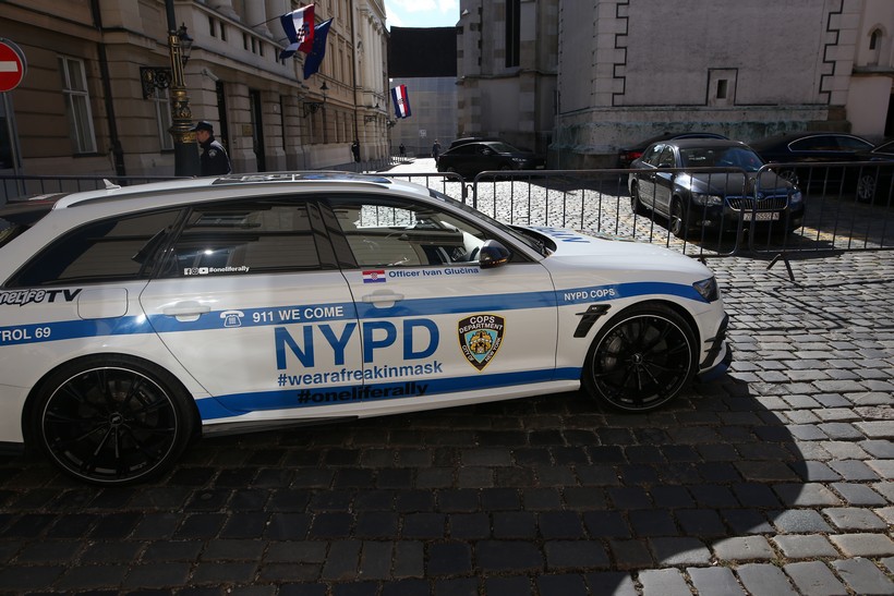 Sva pažnja na Markovom trgu usmjerena na automobil s oznakom američke policije