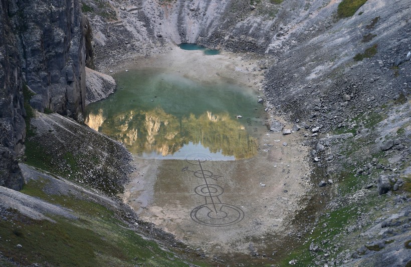 Imotski: Ocrtani krugovi na dnu Modrog jezera