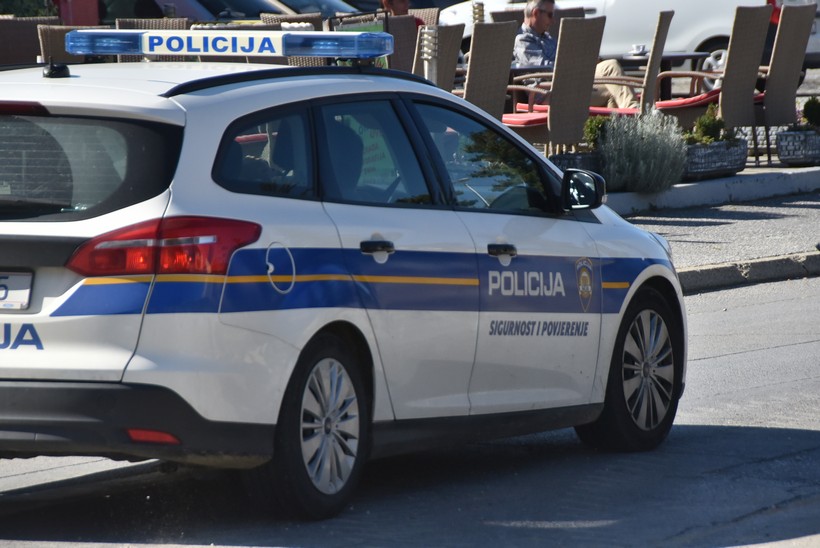 POLICIJA GA TRAŽI Udario u prometni otok i znakove u Đurđevce