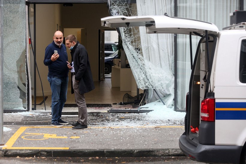 Zagreb: Izgubio kontrolu nad vozilom i zabio se u polikliniku u Derenčinovoj ulici