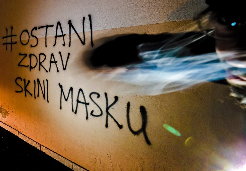 Zagreb: Na zidu robne kuće Nama osanuo natpis: #ostani zdrav skini masku