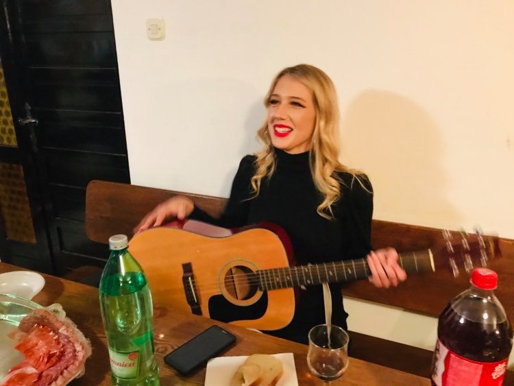 AFTER PARTY Miss Supranational Koprivničko-križevačke županije uzela gitaru