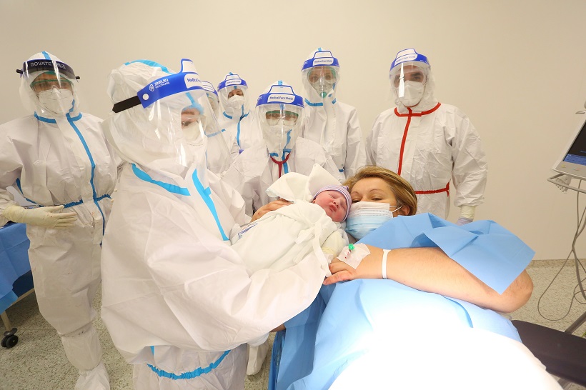 U Općoj bolnici Karlovac carskim rezom uspješno porođena COVID-19 pozitivna majka