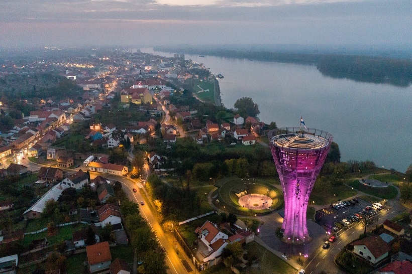 Fotografije iz zraka osvjetljenog vodotornja u Vukovaru