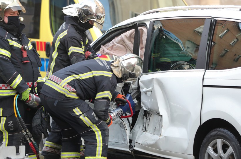 Zagreb: Vatrogasci morali rezati lim automobila nakon sudara na raskrižju Ilice i Grahorove