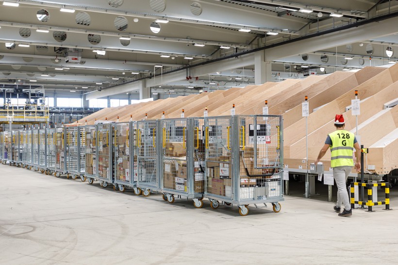 Velika Gorica: Sortiranje paketa i pisama u Sortirnom centru Hrvatske pošte