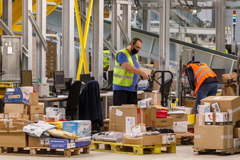 Velika Gorica: Sortiranje paketa i pisama u Sortirnom centru Hrvatske pošte