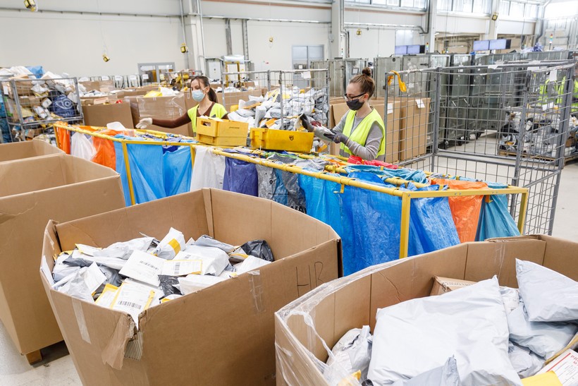 Velika Gorica: Sortiranje paketa i pisama u Sortirnom centru Hrvatske pošte