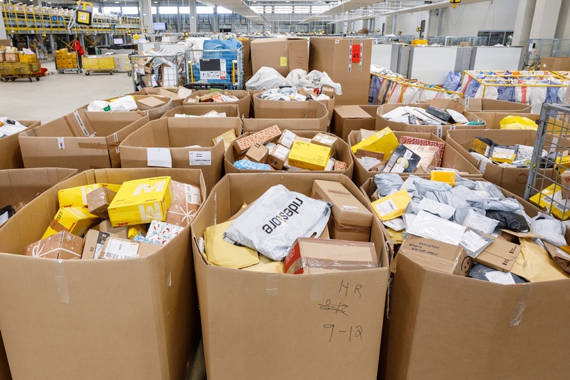 Velika Gorica: Sortiranje paketa i pisama u Sortirnom centru Hrvatske pošte