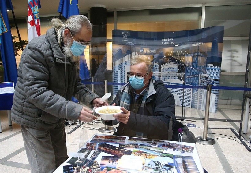 Blagdanski ručak za beskućnike; gradonačelnik Bandić pripremio bakalar