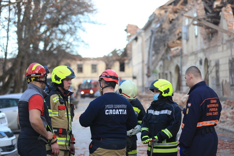 Žurne službe pozvale građane da ne idu u Petrinju jer im gužve otežavaju rad