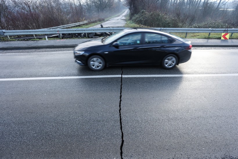 Oštećen most na ulazu u Petrinju