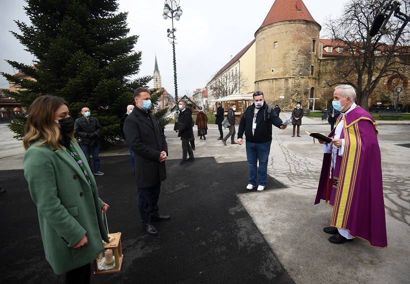 Betlehemsko svjetlo mira dočekano ispred Zagrebačke katedrale