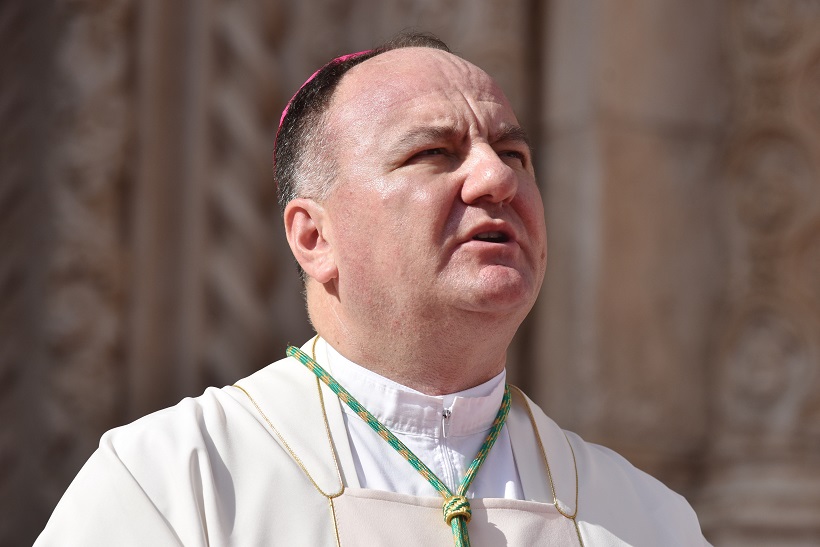 Biskup Palić: Koronavirus je tama današnjice, poruka Božića pobjeda svjetla