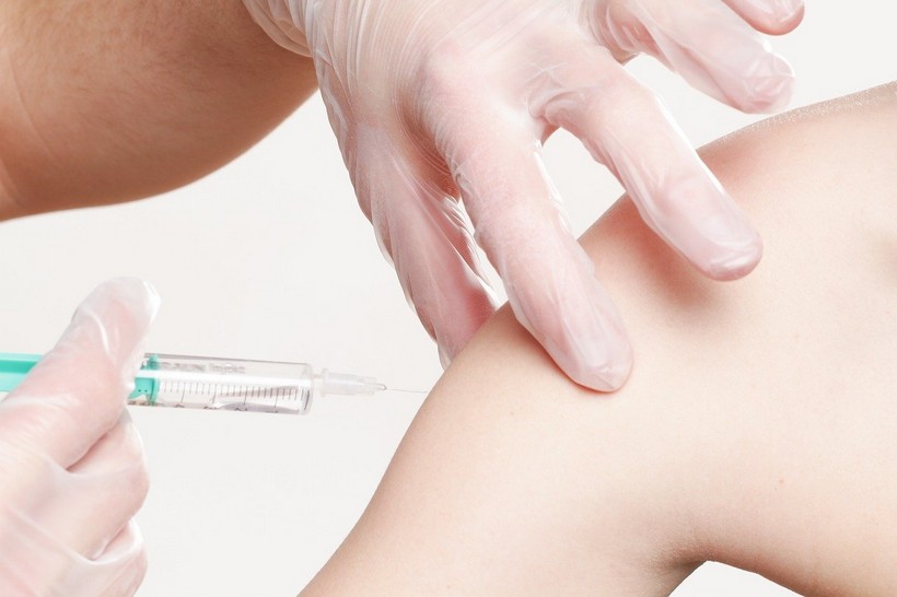Počelo je cijepljenje protiv koronavirusa u Europi, prva osoba u Hrvatskoj dobit će ga u 10 sati