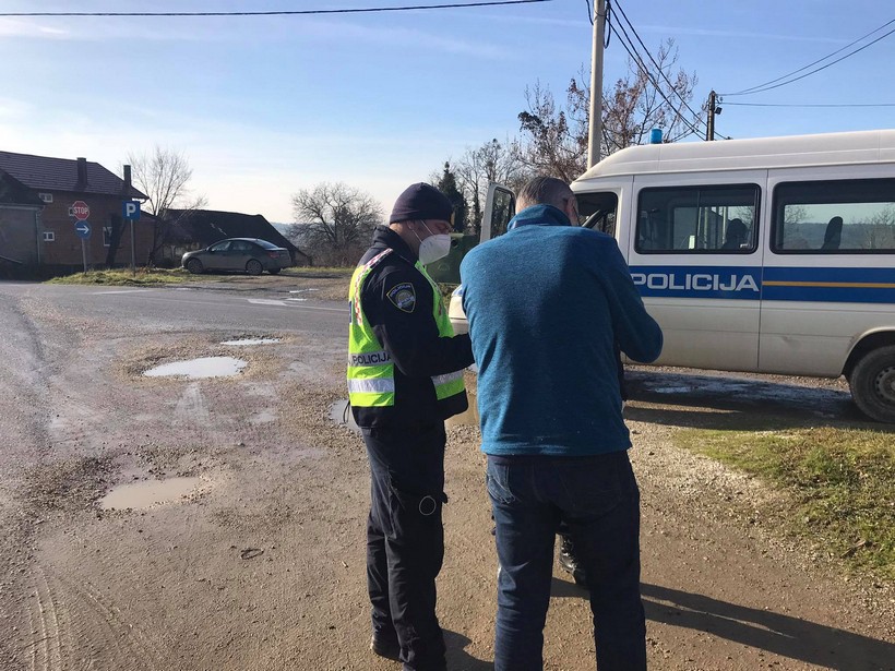 kontrolna točka policija propusnice (4)