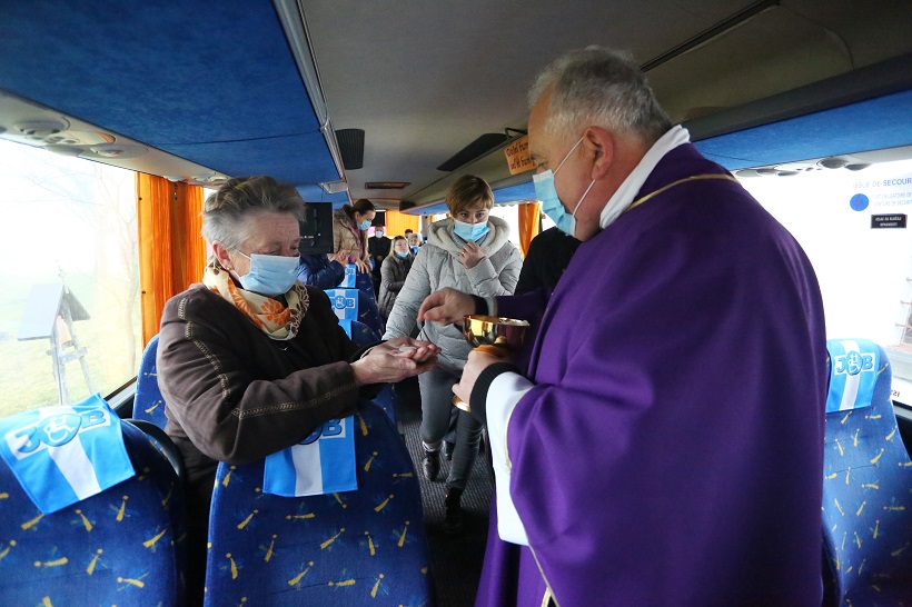 Završje: Župnik slavi misu u kapelici, a vjernici je prate u grijanim autobusima ispred nje